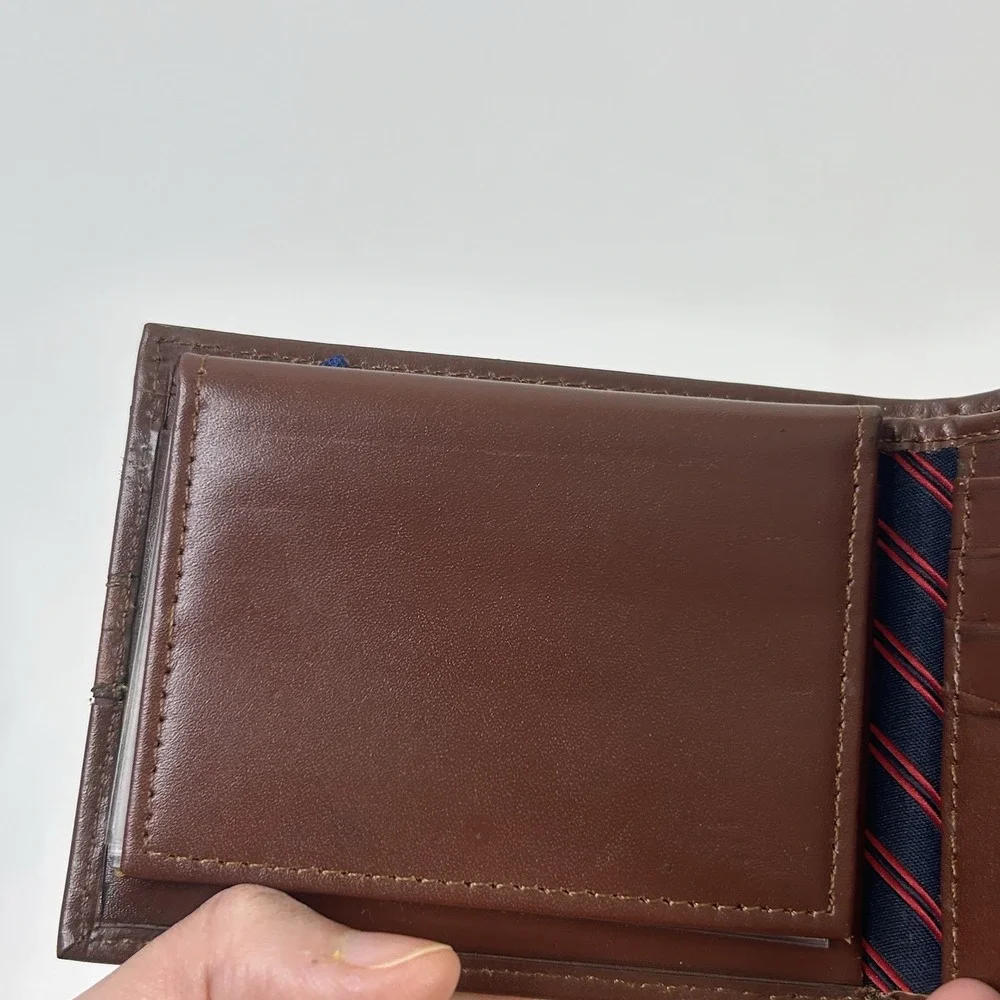 Tommy Hilfiger Mens Leather Billfold Wallet Flip ID Passcase Brown Logo FLAWS**